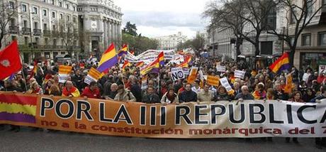 El mismo día de la proclamación del rey Felipe VI, el pueblo exige un referéndum por la IIIª República.