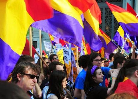 El mismo día de la proclamación del rey Felipe VI, el pueblo exige un referéndum por la IIIª República.