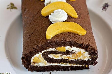 BRAZO DE GITANO DE CHOCOLATE CON MASCARPONE Y MELOCOTON