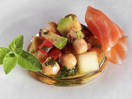 Garbanzos en ensalada con salmón ahumado y vinagreta de comino y finas hierbas Garbanzos en ensalada con salmón ahumado y vinagreta de comino y finas hierbas