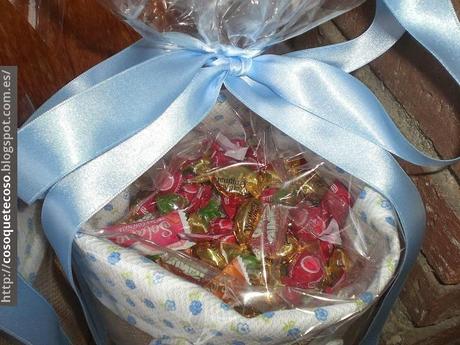 Dos cestas con caramelo y caramelos Dos cestas con caramelo y caramelos