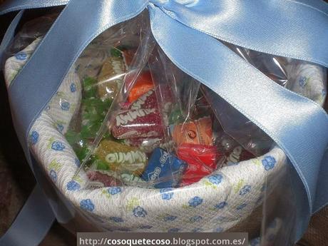 Dos cestas con caramelo y caramelos Dos cestas con caramelo y caramelos