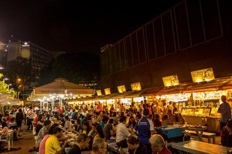Cenando en uno de los food court de Singapur