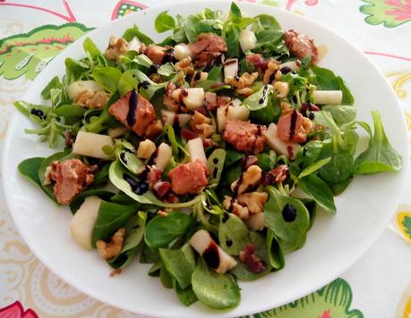 Ensalada de pera, foie, jamón y nueces