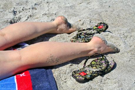 Tumbada en la playa tumbada en la playa