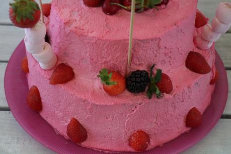 Layer cake de chocolate y nata con relleno de moras y fresas Layer cake de chocolate y nata con relleno de moras y fresas