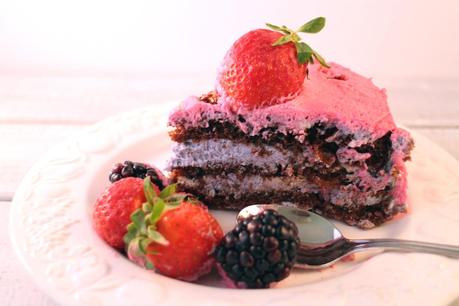 Layer cake de chocolate y nata con relleno de moras y fresas Layer cake de chocolate y nata con relleno de moras y fresas