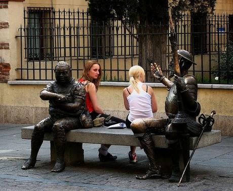 TURISMO LITERARIO. EL QUIJOTE CABALGA EN LA PUERTA DESHECHA