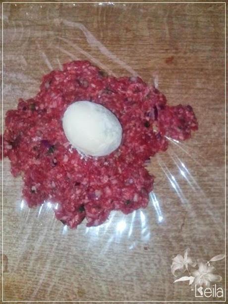 Huevos a la escocesa con salsa de champiñones Huevos a la escocesa con salsa de champiñones
