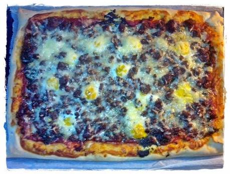 Pizza con espinacas y huevos de codorniz Pizza con espinacas y huevos de codorniz