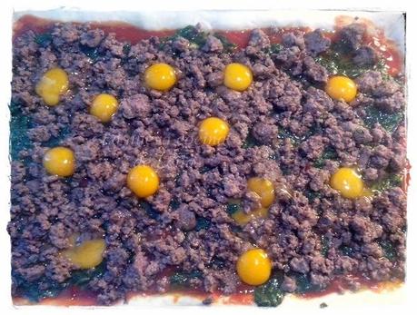 Pizza con espinacas y huevos de codorniz Pizza con espinacas y huevos de codorniz