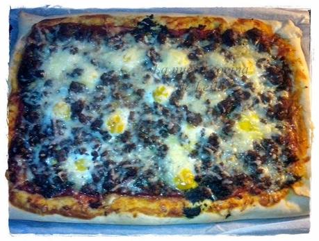 Pizza con espinacas y huevos de codorniz Pizza con espinacas y huevos de codorniz