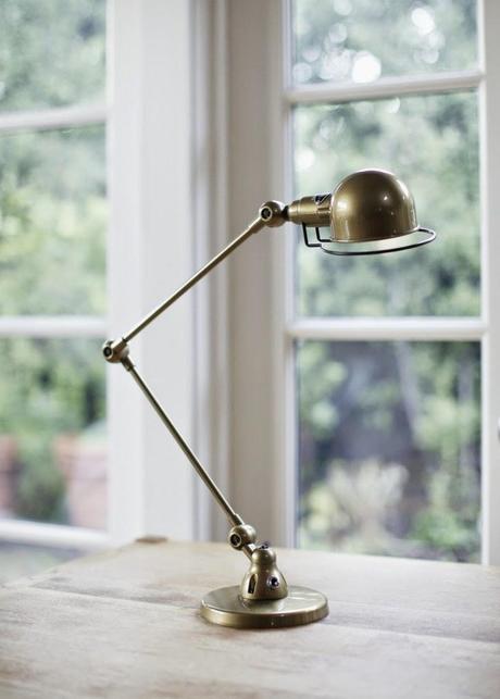 Edición especial, en color bronce, de la Jielde de sobremesa Edición especial, en color bronce, de la Jielde de sobremesa