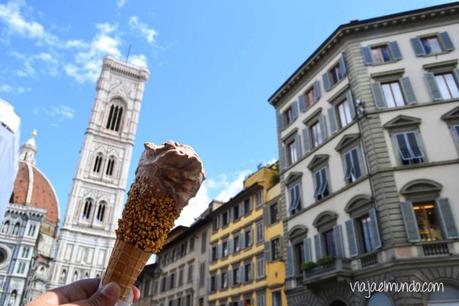 Un helado carísimo frente al campanario de Giotto, en Florencia, Italia