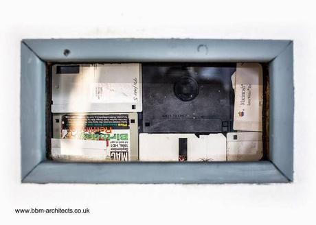 Distintos materiales de relleno se pueden ver gracias a estas ventanas Relleno de disquetes de computadora en la pared