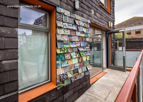 Como los materiales pueden ser insospechados se exponen sin tratamiento a la vista del visitante Sector de acceso a la casa de basura hecha con criterios de sustentabilidad y ecología