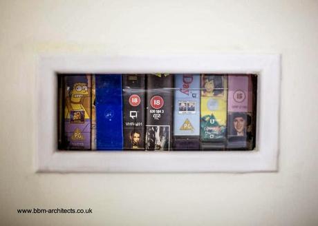 Este recurso está orientado al visitante permite ver materiales usados Ventana en una pared interior muestra el relleno usado para aislamiento térmico