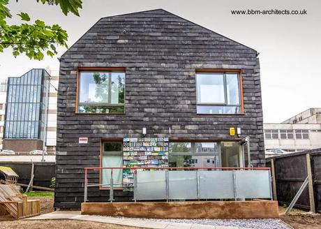 Se levanta en el campus de la universidad de Brighton Casa sustentable hecha con materiales de desecho