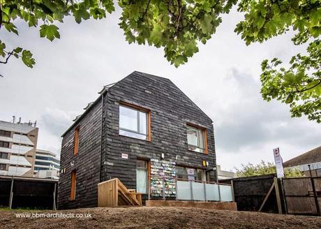 Es una construcción de aspecto rústico con las formas y lineas de una estructura contemporánea Casa sustentable de construcción ecológica en Inglaterra