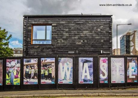 Obra expuesta que es habitable, se usa como taller para la investigación en sustentabilidad y lugar para eventos sobre ecología Valla de la construcción y una de las fachadas de la casa ecológica inglesa proyecto sustentable reciclando basura