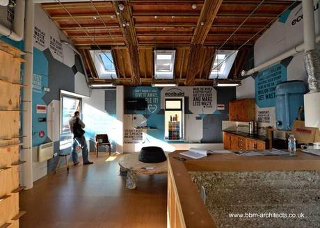 Amplio ambiente en la planta alta de la casa expone en su variedad distintos materiales aprovechados Vista de la planta alta de la casa hecha con desechos de basura