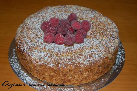 Pastel de bizcocho, crema de queso y frambuesa con cumble, o lo que es lo mismo un pastel-mix de Wow.