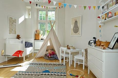 Decorar un dormitorio de bebé en blanco con toques de color y muchísimo encanto