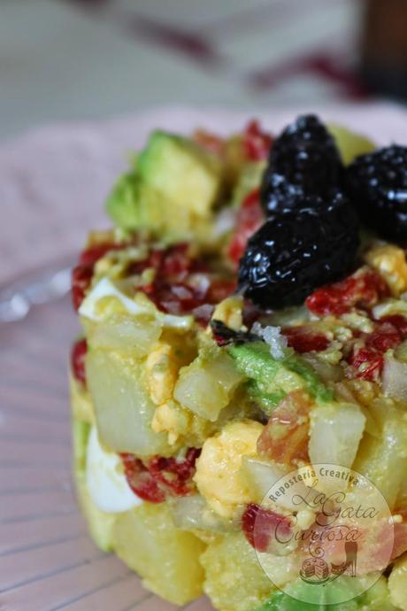 ENSALADA DE PATATAS, AGUACATE, SALMÓN Y HUEVO ENSALADA DE PATATAS, AGUACATE, SALMÓN Y HUEVO