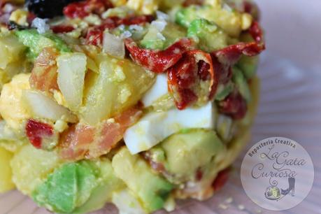 ENSALADA DE PATATAS, AGUACATE, SALMÓN Y HUEVO ENSALADA DE PATATAS, AGUACATE, SALMÓN Y HUEVO