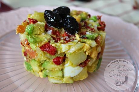 ENSALADA DE PATATAS, AGUACATE, SALMÓN Y HUEVO ENSALADA DE PATATAS, AGUACATE, SALMÓN Y HUEVO