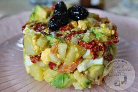 ENSALADA DE PATATAS, AGUACATE, SALMÓN Y HUEVO ENSALADA DE PATATAS, AGUACATE, SALMÓN Y HUEVO