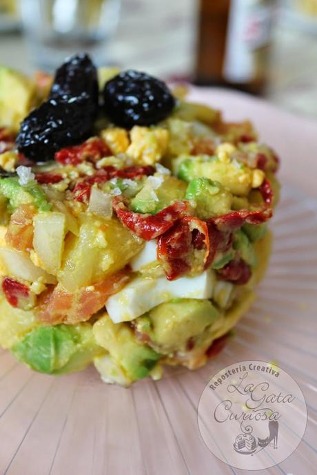 ENSALADA DE PATATAS, AGUACATE, SALMÓN Y HUEVO ENSALADA DE PATATAS, AGUACATE, SALMÓN Y HUEVO