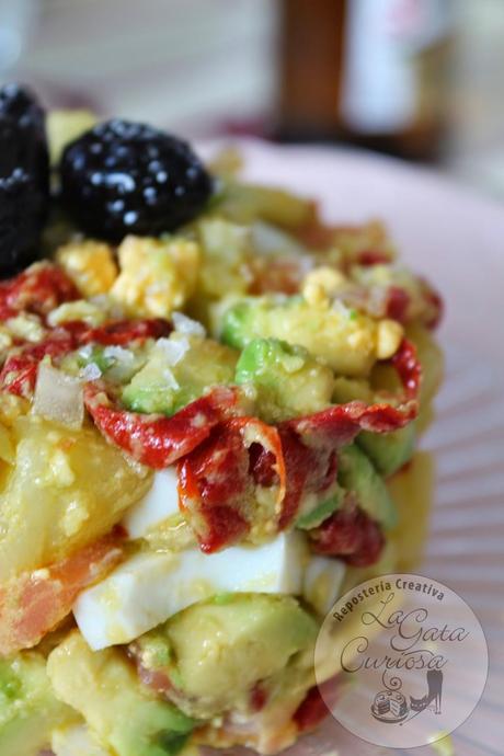 ENSALADA DE PATATAS, AGUACATE, SALMÓN Y HUEVO ENSALADA DE PATATAS, AGUACATE, SALMÓN Y HUEVO