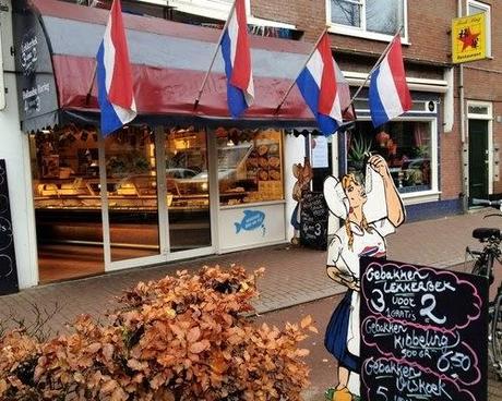 ¿Qué significan las mochilas colgadas en la fachada de algunas viviendas? ¿Qué significan las mochilas colgadas en la fachada de algunas viviendas?