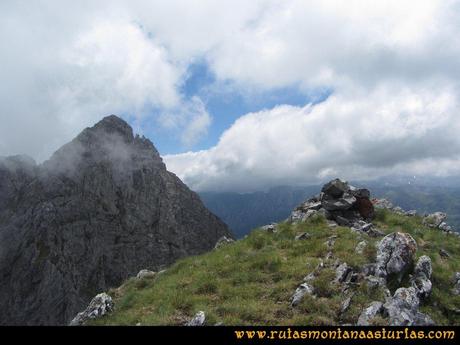Ruta Tuiza Fariñentu Peña Chana: Llegando a la cima de Peña Chana con Siegalavá detrás