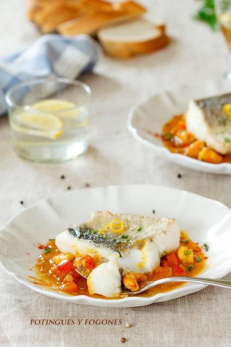 Merluza al horno con salsa de gambas y pimientos Merluza al horno con salsa de gambas y pimientos