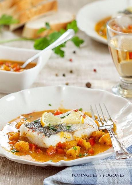 Merluza al horno con salsa de gambas y pimientos Merluza al horno con salsa de gambas y pimientos