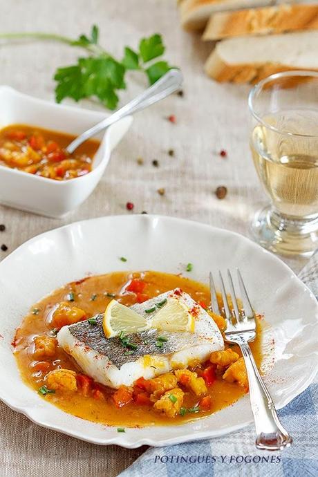 Merluza al horno con salsa de gambas y pimientos Merluza al horno con salsa de gambas y pimientos