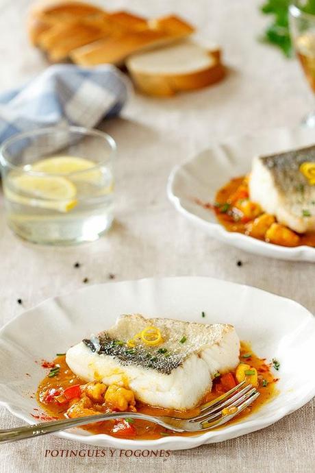 Merluza al horno con salsa de gambas y pimientos Merluza al horno con salsa de gambas y pimientos