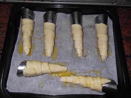 CUCURUCHOS DE CREMA DE ANCHOA CON SALSA CÉSAR CUCURUCHOS DE CREMA DE ANCHOA CON SALSA CÉSAR