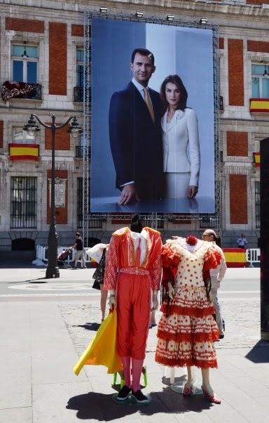 Ha abdicado... ¡Viva el Rey! Ha abdicado... ¡Viva el Rey!