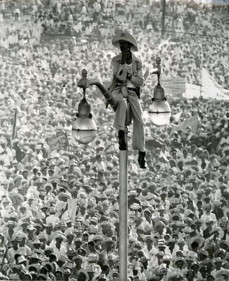 Alberto Korda, El Quijote de la Farola, Cuba, 1959. Colección Leticia y Stanislas Poniatowski. © Alberto Korda