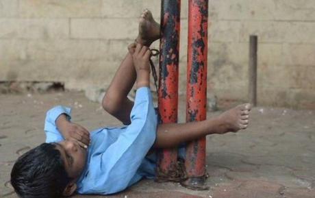 Niño con parálisis cerebral es atado a un poste de una parada de autobús por su abuela mientras hace sus ventas Niño con parálisis cerebral es atado a un poste de una parada de autobús por su abuela mientras hace sus ventas