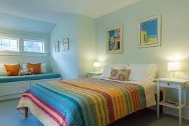 Dormitorios de pareja lleno de color