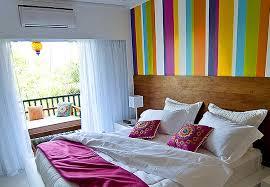 Dormitorios de pareja lleno de color