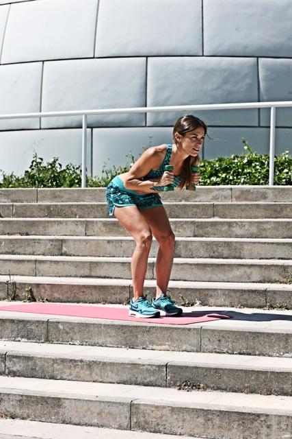 La fuerza es la base. Ejercicios de pesas 2 PAU-escalera49