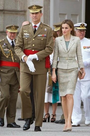 Dña. Letizia con las Fuerzas Armadas vestida de Felipe Varela