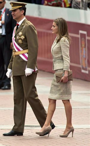 Dña. Letizia con las Fuerzas Armadas vestida de Felipe Varela