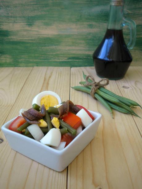 Ensalada de judías verdes; disfrutando de un día de verano Ensalada de judías verdes; disfrutando de un día de verano