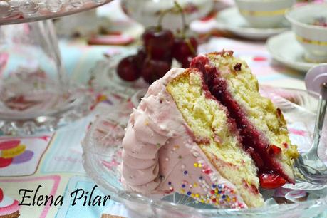 Tarta de cerezas con frosting de queso y cerezas Tarta de cerezas con frosting de queso y cerezas